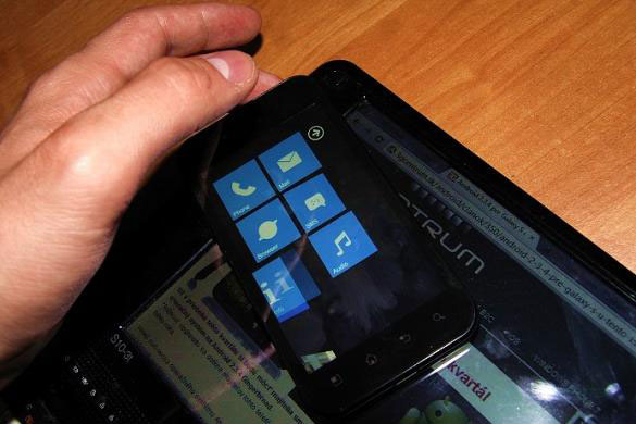 Фото смартфона LG Optimus Black с WP7