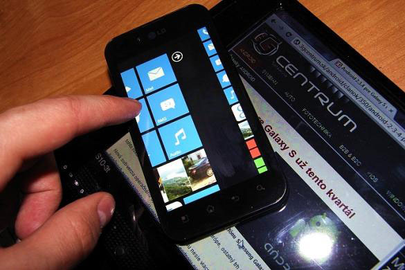 Фото смартфона LG Optimus Black с WP7