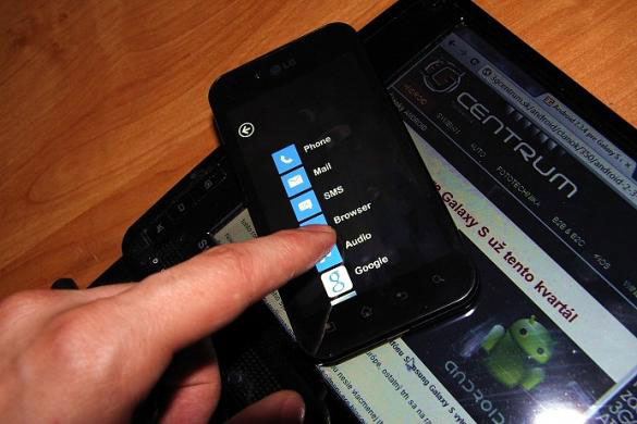 Фото смартфона LG Optimus Black с WP7
