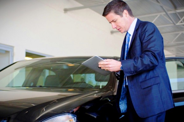 salesman+with+ipad+(2) iPad лидирует в корпоративном секторе