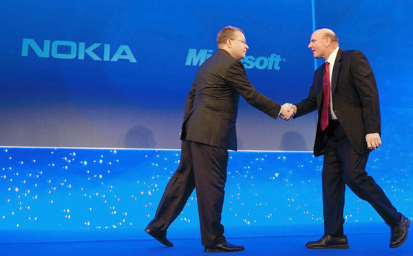 Глава Nokia Стивен Элоп (Stephen Elop) и глава Microsoft Стив Балмер (Steve Ballmer)