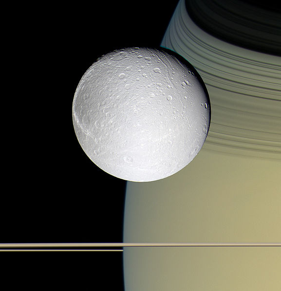 Диона на фоне Сатурна. Снимок с борта аппарата Кассини
