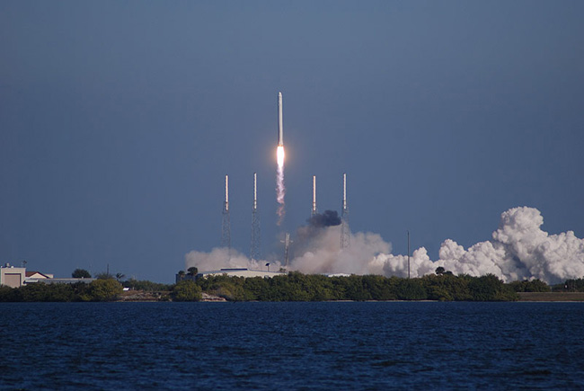 ����� ������ Falcon 9 � �������� Dragon 8 ������� 2010 ����