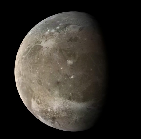 "Портрет" крупнейшего спутника Юпитера Ганимеда с борта зонда Галилео