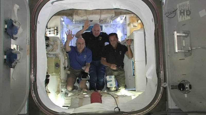 Астронавты на пресс-конференции после открытия переходных люков