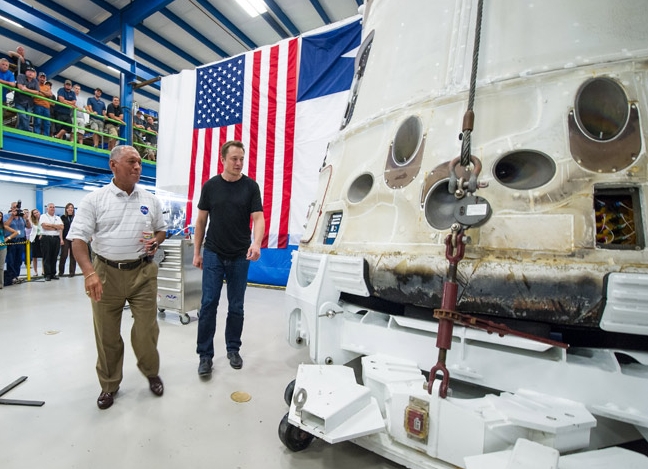 Администратор NASA Чарльз Болден (слева) и основатель SpaceX Элон Маск возле вернувшегося с орбиты корабля Dragon