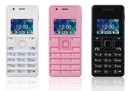 В Японии выпущен самый маленький телефон Phone-strap-2-3-590x412_medium