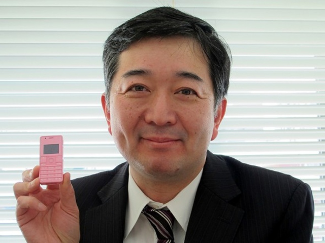 В Японии выпущен самый маленький телефон Phone-strap-2-590x442_large_verge_medium_landscape