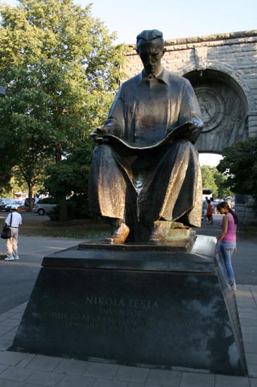 Памятник Тесле в Ниагара Фоллс (США)