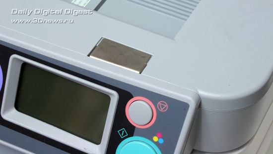 OKI MC360. Фиксирующий магнит крышки сканера