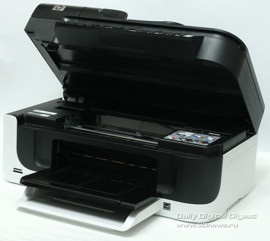  HP Officejet Pro 6500 Wireless E709n. Вид общий. Поднят модуль сканера 