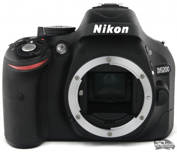  Nikon D5200 — вид спереди 