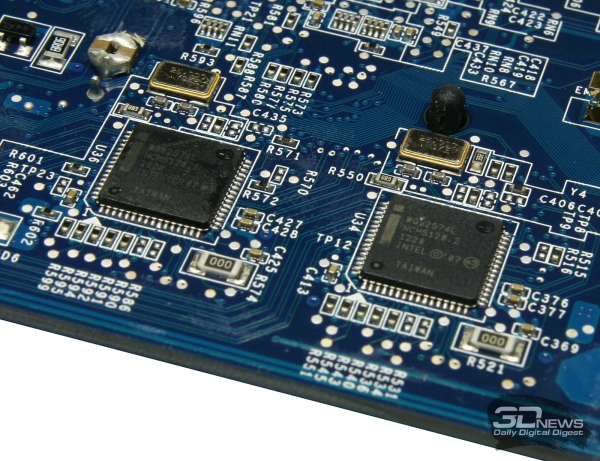  Пара гигабитных сетевых контроллеров Intel WG82574L 