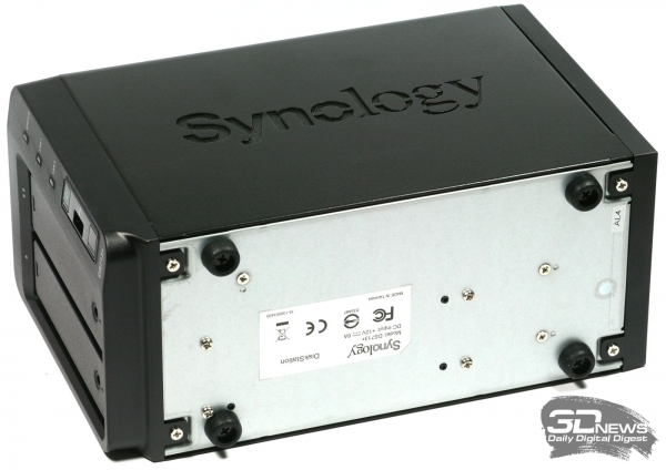  Synology DS713+: вид снизу 