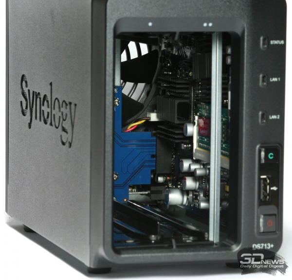  Synology DS731+ со снятыми дисковыми салазками 