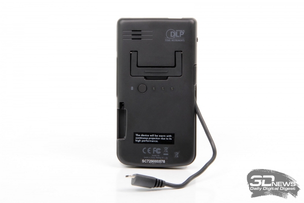 Aiptek A50P — задняя панель с VGA-кабелем