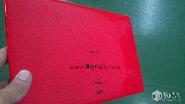Фото планшета Nokia в красном корпусе