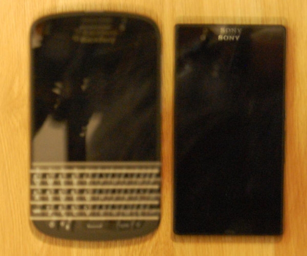 Sony Xperia Honami Mini на фото рядом с BlackBerry Q10