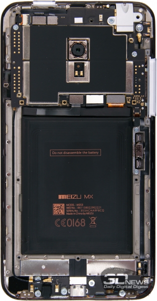  В принципе, в Meizu MX3 поместился бы и более емкий аккумулятор – свободного места внутри корпуса не то чтобы навалом, но есть. Также не очень понятно, почему аккумулятор не сделали съемным 