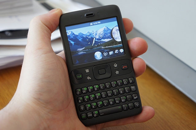 One of the earliest prototypes of Android - Google Sooner (blog.steventroughtonsmith.com) 