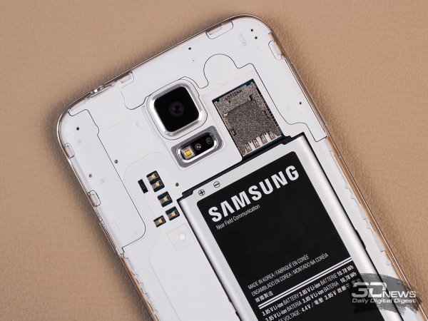  Samsung Galaxy S5: NFC antenna and micro-SIM and microSD slots 