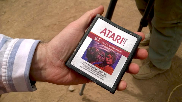Археологи раскапывают захоронение древних компьютерных игр Atari-cartridge-01-720