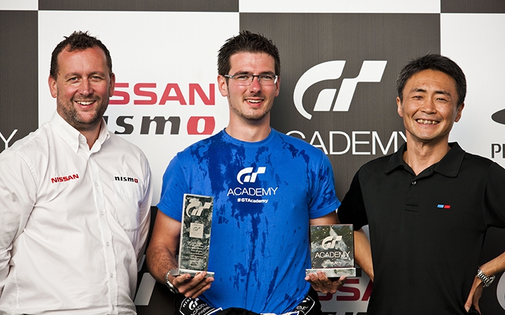Гаэтан Палету рядом с создателем Gran Turismo Кадзунори Ямаути и директором по глобальному автоспорту Nismo Дарреном Коксом