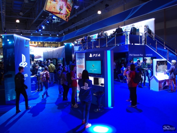 Вот на этом балкончике посетители и пытались тщетно одолеть «демку» Bloodborne