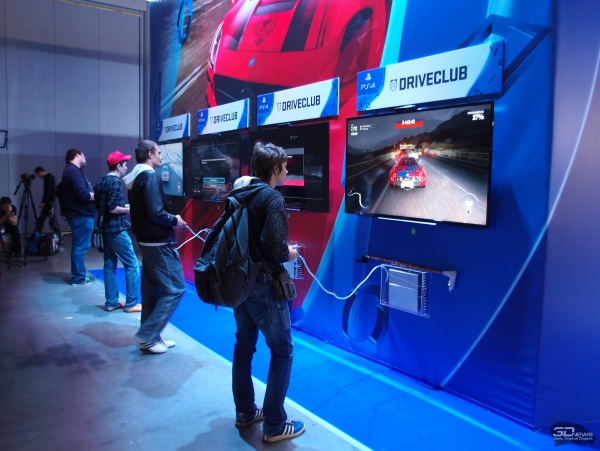 Вот на этом балкончике посетители и пытались тщетно одолеть «демку» Bloodborne