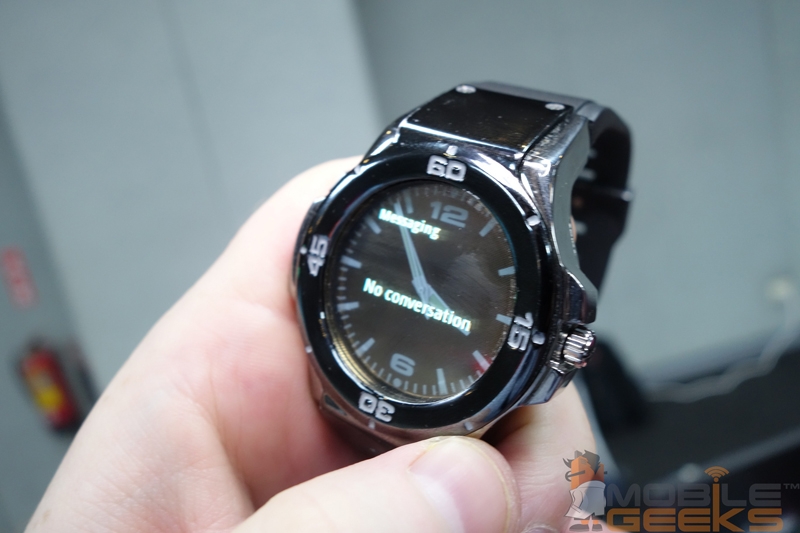 Halo: «умные» аналоговые часы с прозрачным OLED-дисплеем"