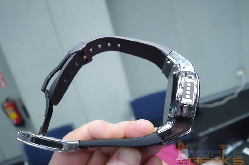 Halo: «умные» аналоговые часы с прозрачным OLED-дисплеем"