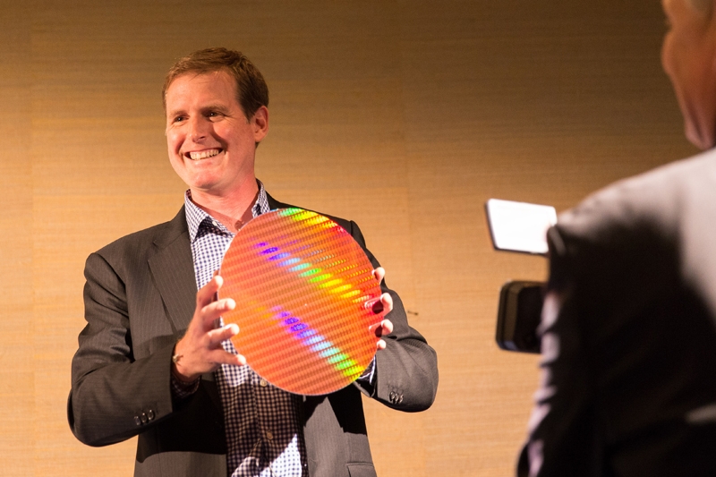 Представитель Intel Адам Кинг демонстрирует пластину с 14-нм чипами