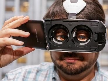 VR-очки Samsung Gear VR представляют собой адаптер для смартфона