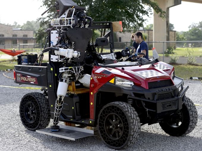 Видео: «роботопад» на турнире DARPA Robotics Challenge 2015