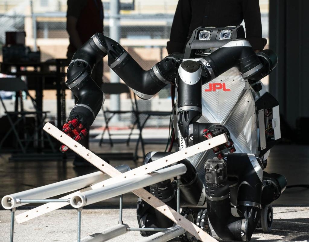 Видео: «роботопад» на турнире DARPA Robotics Challenge 2015"