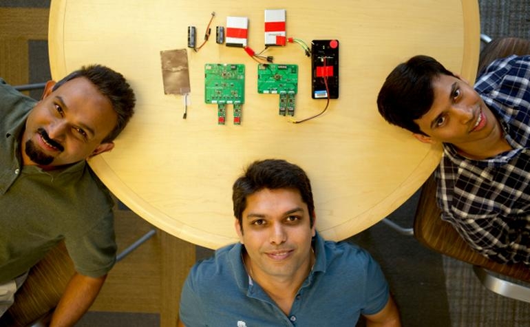Исследователи Microsoft Бодхи Прийанта, Ранвеер Чандра и Анирадх Бэдэм работают над проектом. Фото Джереми Мэшберн/Microsoft