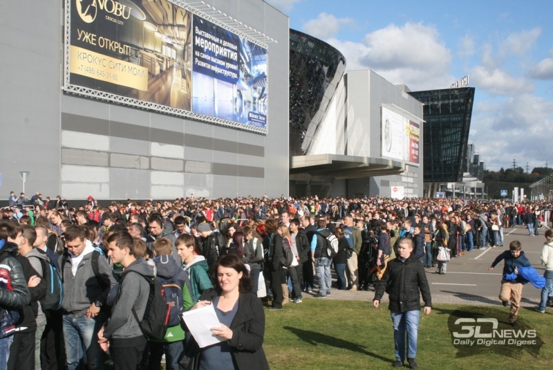 Утро выходного дня. В такие моменты охране на входе остается только сочувствовать