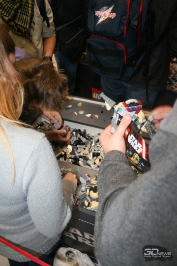 Каждый желающий мог собрать свой космический LEGO-корабль