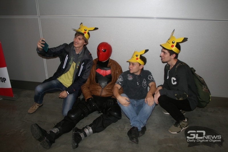 Нет покоя косплеерам. Только «Красный Колпак» присел отдохнуть, как тут же набежали любители селфи