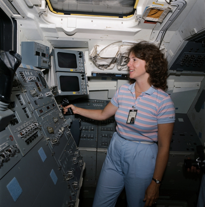  Первой космической туристкой (непрофессиональным участником космического полёта) должна была стать Криста Маколифф 