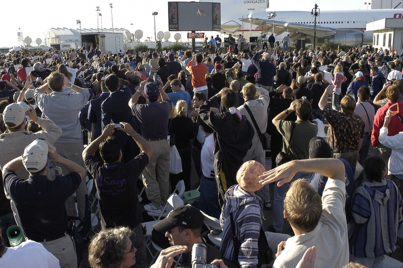  Толпа наблюдает рекордный полёт SpaceShipOne 4 октября 2004 года 