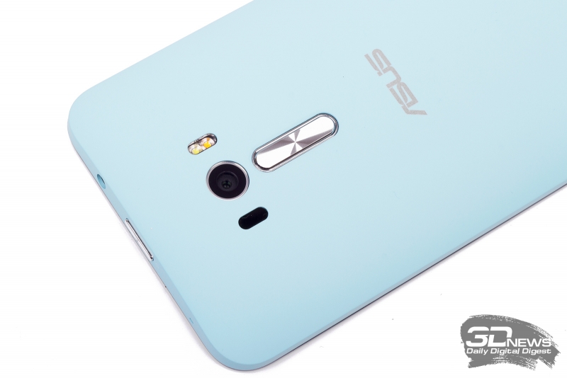 ASUS Zenfone Selfie – кнопки регулировки громкости на задней панели