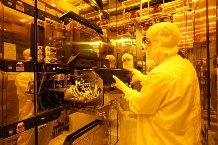 Производство NAND флеш-памяти в производвенном комлексе IM Flash около города Лехай (штат Юта)