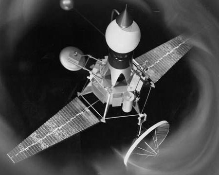  Безжизненный Ranger 5 пролетел всего в 724 км от кромки Луны. 