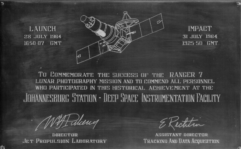  Памятная табличка в честь успеха Ranger 7 на станции дальней космической связи. 