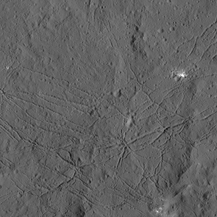 Фото дня: загадочные отложения и образования в кратерах Цереры