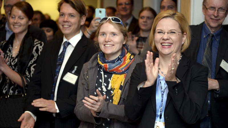  Минна Палмрот (крайняя справа), участница проекта Philae, сообщила, что 21-22 декабря 2015 года приёмник орбитального аппарата получил данные с посадочного модуля 
