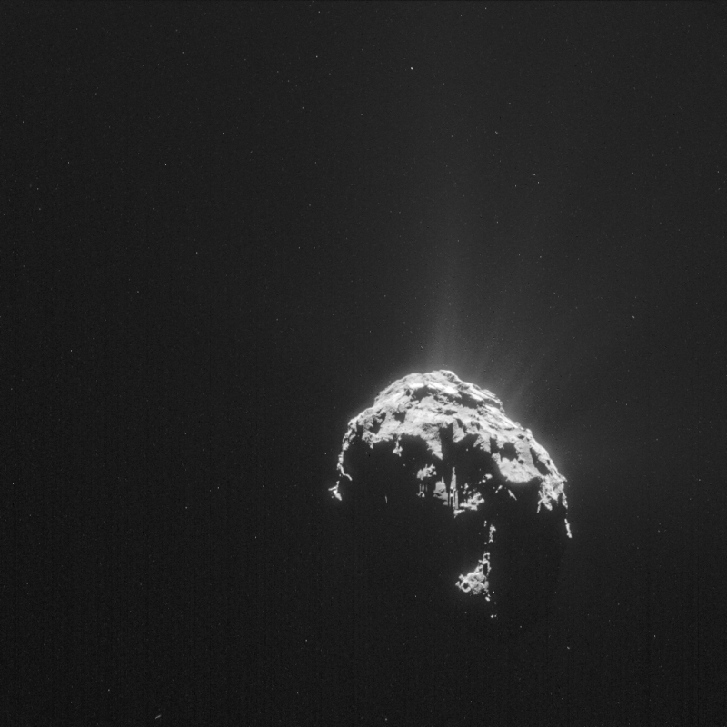  Изображения ядра кометы с расстояния 140 км, сделанные 15 февраля 2015 года -- видны выброс газа и пыли 