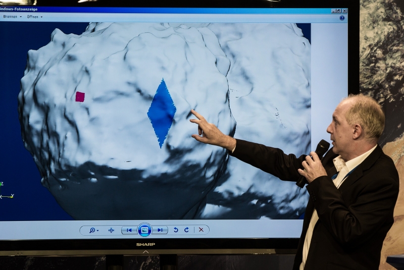 Стефан Уламек показывает возможную зону посадки Philae 