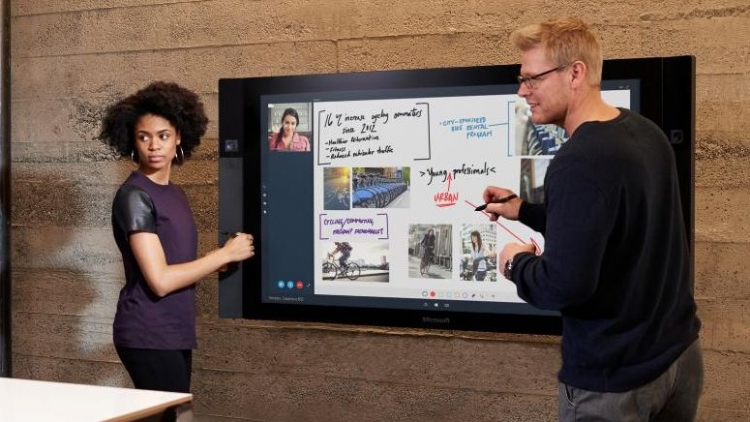 Долгожданный гигантский планшет Microsoft Surface Hub поступил в продажу"